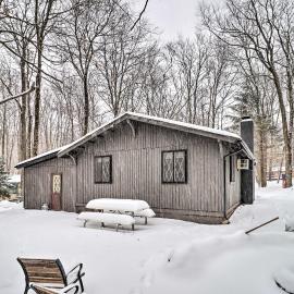 Near Skiing: Pocono Lake Cabin w/ Screened Patio, hotel a Pocono Lake