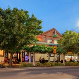 Broadway Hotel, хотел в Паркс