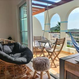 Komfortables Town House in traumhafter Lage, hotelli kohteessa Budens