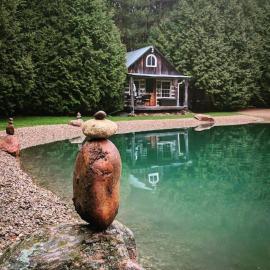 A rustic cabin in the woods – hotel w mieście Orangeville