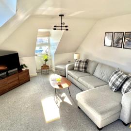 Swanage Holiday Penthouse Apartment, Moments from Beach and Town, On Site Parking, Fast WIFI, Rated Exceptional
