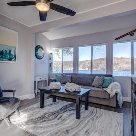 Modern Winnipesaukee Lake Front Retreat (Venice), hotel in Alton