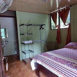 Hostal y cabinas anita-and rafting tour!, hotel a Siquirres