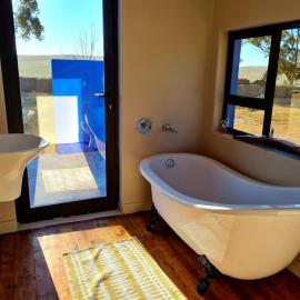Die Blouhuis Farmhouse Retreat with a hot tub, hotel in Cloeteskraal