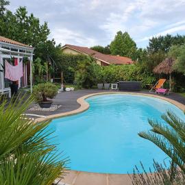 Chalet Cosy climatisé, piscine, terrasse et jardin privè, hotel u gradu 'Audenge'