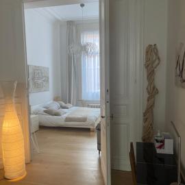 Apartment in trendy Chatelain center Brussels area Little Garden Internet wifi, hotel em Bruxelas