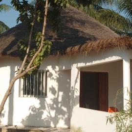 Case traditionnelle diola au bord de l'océan, hotel a Cap Skirring