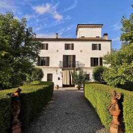 Agriturismo Corte Spino、ノガローレ・ロッカのホテル