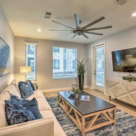Viesnīca Modern Irvine Condo w/ Pool - 7 Mi to Beach! pilsētā Ērvaina