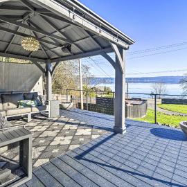 Puget Sound Cabin with Hot Tub and Water Views!, Hotel in Bremerton