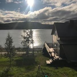Viesnīca Trivelig fritidshus på Årnes, Senja pilsētā Straumstad