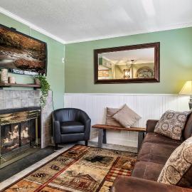 Lovely condo w/ indoor pool *only steps to parkway