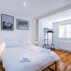 Family-Friendly Home with Garden & Free Parking