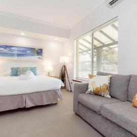 A2 Spacious Apartment with WiFi Kitchenette
