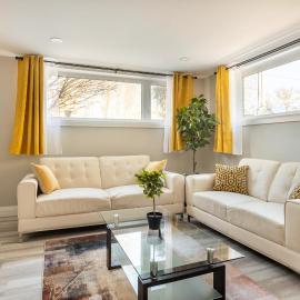 ENTIRE 2 BEDROOM APARTMENT DOWNTOWN - u1, hotel v destinaci Kitchener