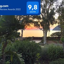 Aeolos beachfront family residence، فندق في Kouverta