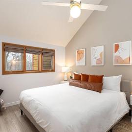 Peaceful 2-bedroom townhome retreat w/wooded view, hotel i Galena