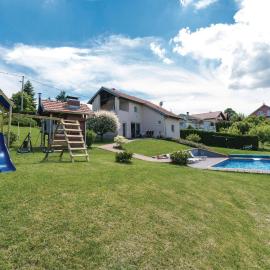 Three-Bedroom Holiday Home In Starjak