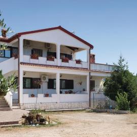 Two-Bedroom Apartment In Peruski, hotel v destinaci Peruški