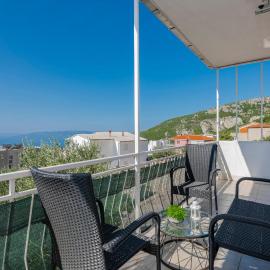 Two-Bedroom Apartment With Sea View In Makarska, hotell i Makarska