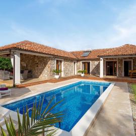 Amazing Home In Gostinjac, hotel in Gostinjac