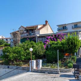 2 Bedroom Beautiful Apartment In Podstrana