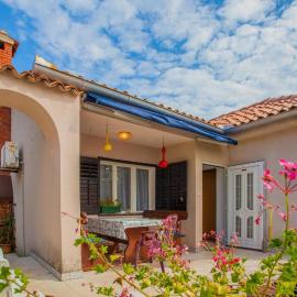 Stunning Apartment In Cres With Wifi