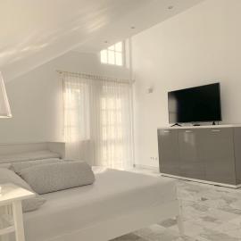 F10 APARTMENTS Roth