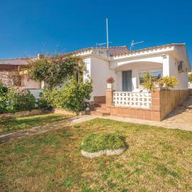 2 Bedroom Stunning Home In Miami Playa, hotel in Miami Platja