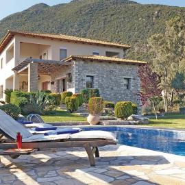 Gorgeous Home In Skaloma Nafpaktos، فندق في Skaloma