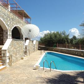 2 Bedroom Amazing Home In Paralio Astros, hotel a Paralion Astros