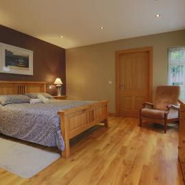 Spacious 4 Bedroom Home - 5 min walk to town