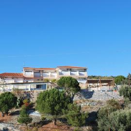Blue Bay Hotel, хотел в Charamida