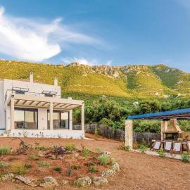 Seafront Holiday Villa, hotel in Skroponeria