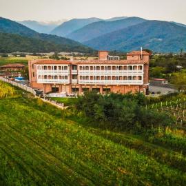 Chateau Artwine, хотел в Art'ana