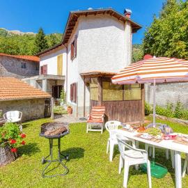 2 Bedroom Stunning Home In Palagnana, hotel i Palagnana