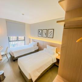 Front One King Hotel Tuban, хотел в Tuban