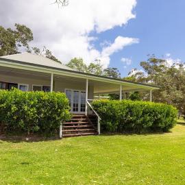 Katandra Homestead, farm on the lake, close to beaches and national park, Hotel in Whoota