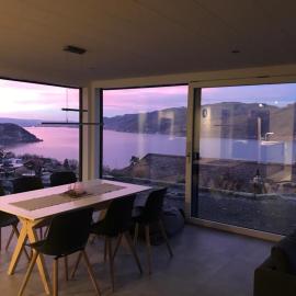 Moderne Unterkunft mit Panoramablick auf Thunersee, hotell i Krattigen