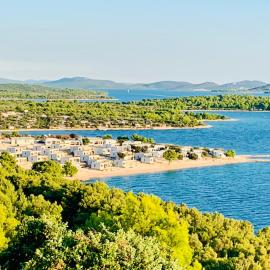 MODERN BEACH VILLAS - Buqez Camp resort, hotel v Dragah