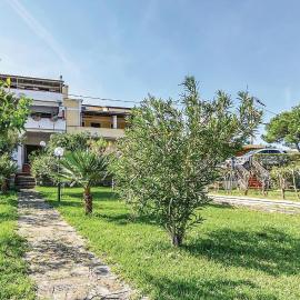 2 Bedroom Gorgeous Apartment In Castellabate Sa
