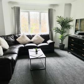 Levenside Holiday Apartment, Balloch, Loch Lomond、バロックのホテル