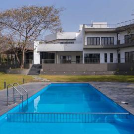 Earth Song by StayVista - Boasting an Open theatre, Games, Spacious lawn, Swimming pool & Conference room, hotel sa Pune