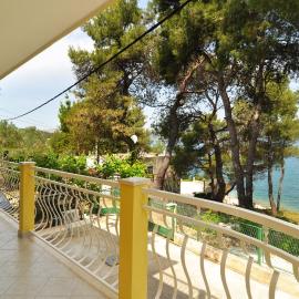 Spacious 100m2 apt w big terrace & great sea view, hotel v destinaci Slatine