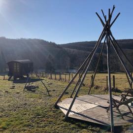 Les roulottes de cirque Les Settons，Moux-en-Morvan的飯店