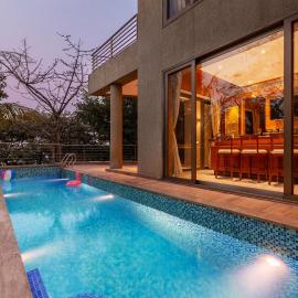 The Blue Horizon by StayVista - Featuring a beach-view villa with a swimming pool, indoor games, and a relaxing balcony, hótel í Alibaug