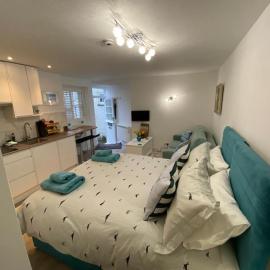 Sweet Caroline - luxury studio stone’s throw from Mousehole harbour, hotel v destinaci Mousehole