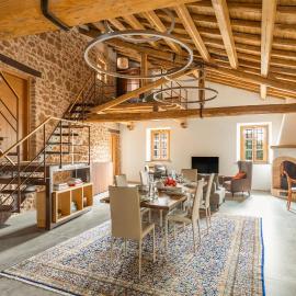 Antico Borgo Molino 7cento vicino ai Giardini di Ninfa, hotel em Cori