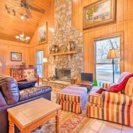 Serene Cabin w/ Riverfront Views & Access!, hotel in Fayetteville