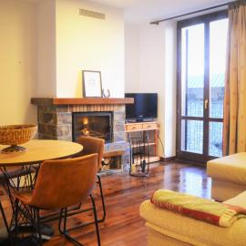 Apartament acollidor amb una gran llar de foc by RURAL D'ÀNEU, hotell sihtkohas Esterri d'Àneu